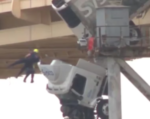 Dramático rescate en EEUU: un camión quedó colgando de un puente (VIDEO)