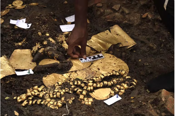 Hallaron una tumba ancestral repleta de oro y evidencias de sacrificios humanos en Panamá