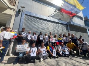 EN FOTOS: venezolanos en Argentina denuncian que el chavismo viola su derecho a registrarse para votar en la elección presidencial