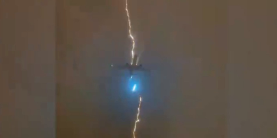 EN VIDEO: El momento en que un avión fue impactado por un rayo después de despegar