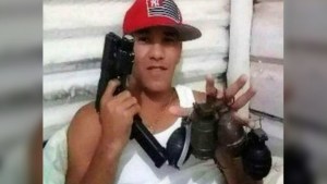 FOTOS: Muestran el arsenal de armas que tenía alias “Carlos Capa” en el enfrentamiento que le costó la vida