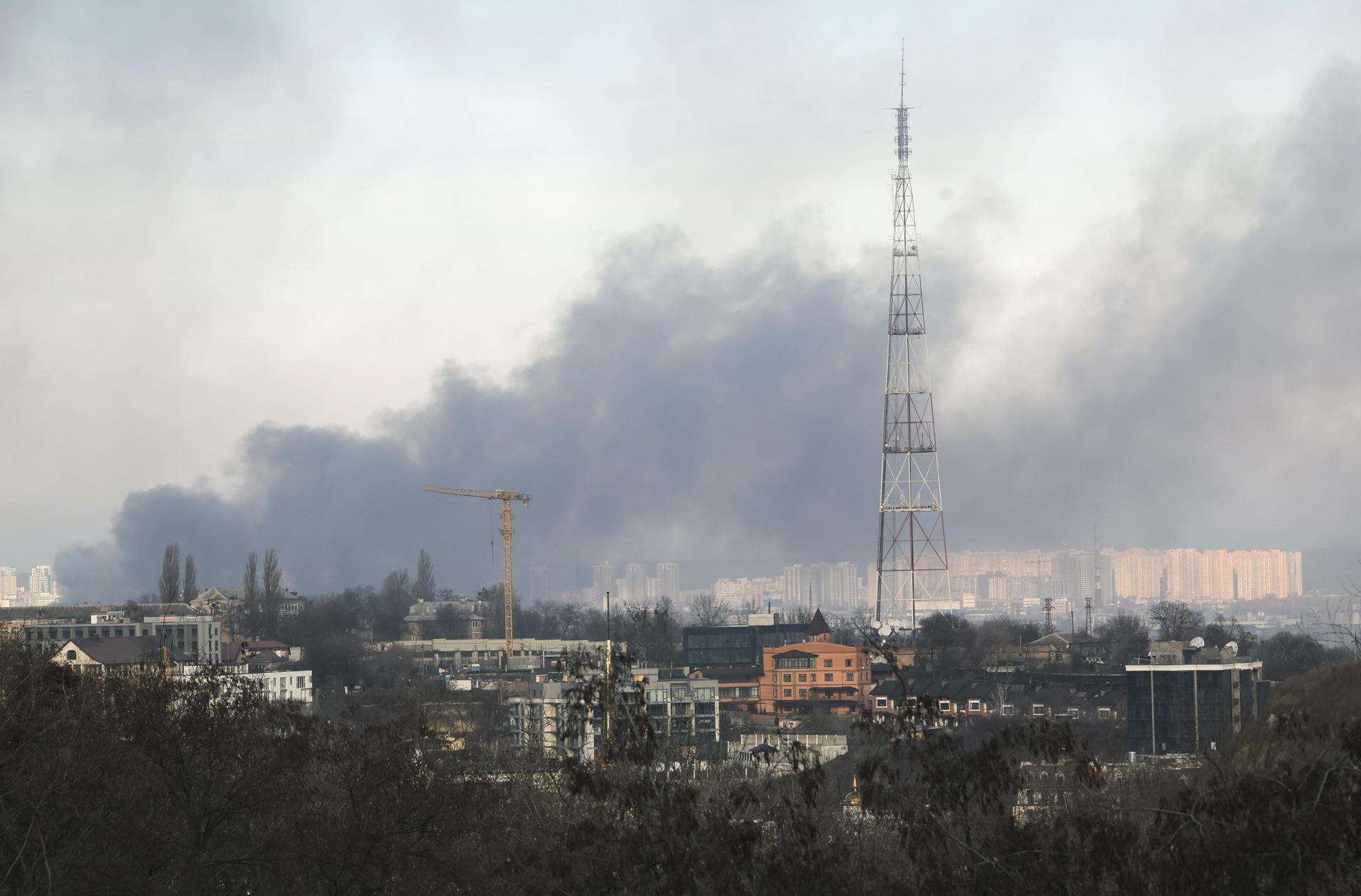 Al menos diez heridos y un edificio dañado en medio de un ataque ruso contra Kiev