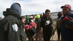 “¡Móntame en una patrulla y me corto las venas!”: migrantes fueron hostigados por agentes en la frontera sur de EEUU (VIDEO)