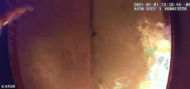 El espantoso momento en que un anciano se prende en llamas para evitar ser desalojado de una casa en Oklahoma (VIDEO)