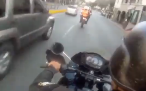 En VIDEO: policías se estrellaron contra un vehículo al volcar sin previo aviso su moto en Caracas