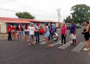 Protestaron vecinos en la calle Cedeño de Barinas tras cuatro días sin luz