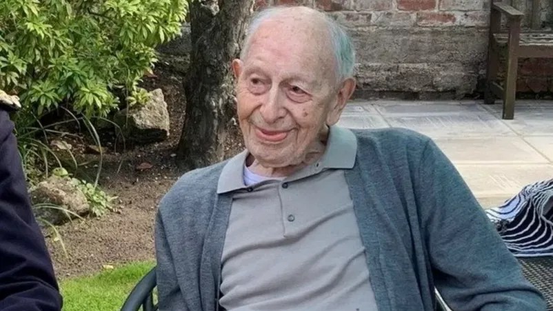 El inglés John Tinniswood se convierte en el hombre más longevo del mundo, con 111 años