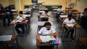 El 57% de los jóvenes en Caracas abandonaron sus estudios debido a la crisis económica