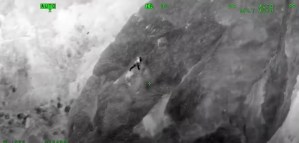 El impresionante VIDEO del rescate en helicóptero de un hombre aferrado a un acantilado en California
