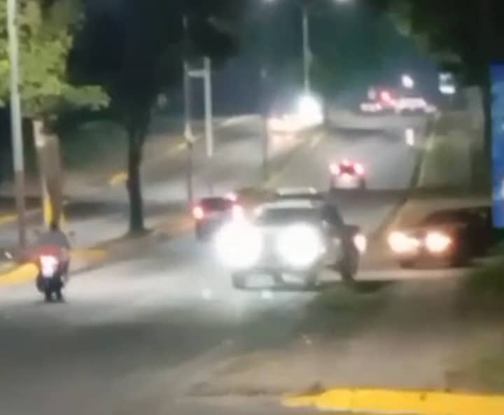 Vehículos en contravía bajando por la Unellez en Barinas, un peligro que acecha en horas de la noche