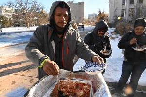 “Mucho chile, mucho picante”: inmigrantes venezolanos huyen de las donaciones de comida mexicana en Colorado