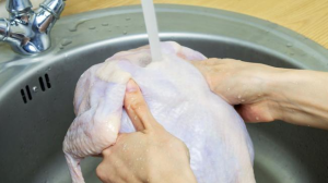 El error que muchos cometen al cocinar pollo y que pone en riesgo la salud