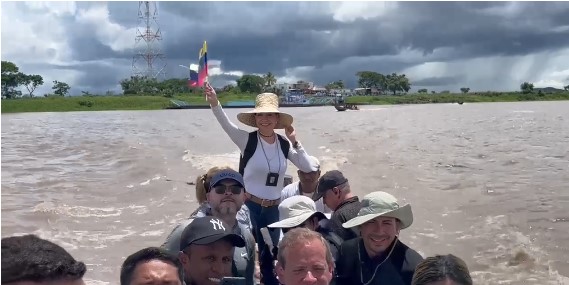 EN VIDEO: María Corina Machado logró llegar a Amazonas cruzando en una curiara