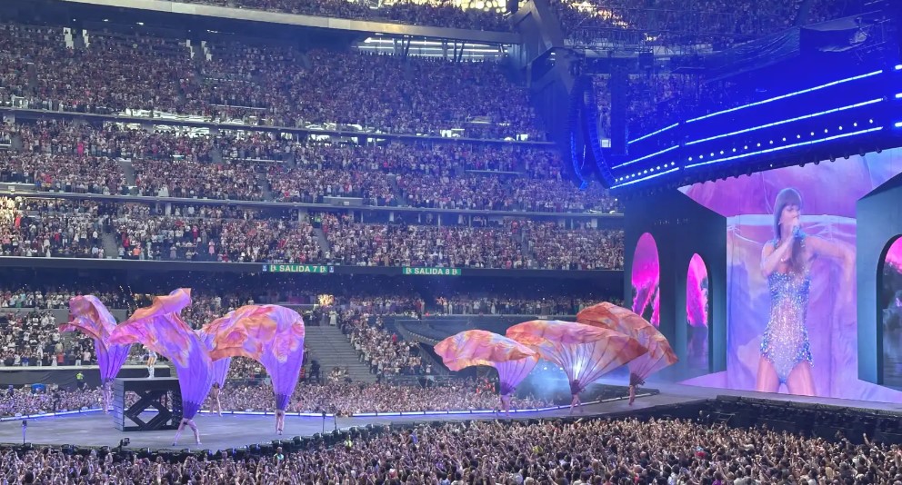 Taylor Swift en Madrid: Los “swifties” desatan la locura en el primer concierto en el Bernabéu