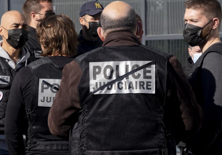 Un policía herido de gravedad en París disparado por un detenido que le robó el arma