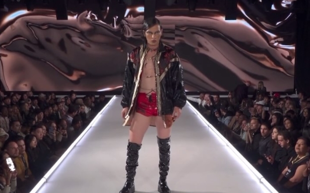 VIDEO: Modelo venezolano cruzó la selva del Darién y ahora deslumbra en la Fashion Week de Nueva York