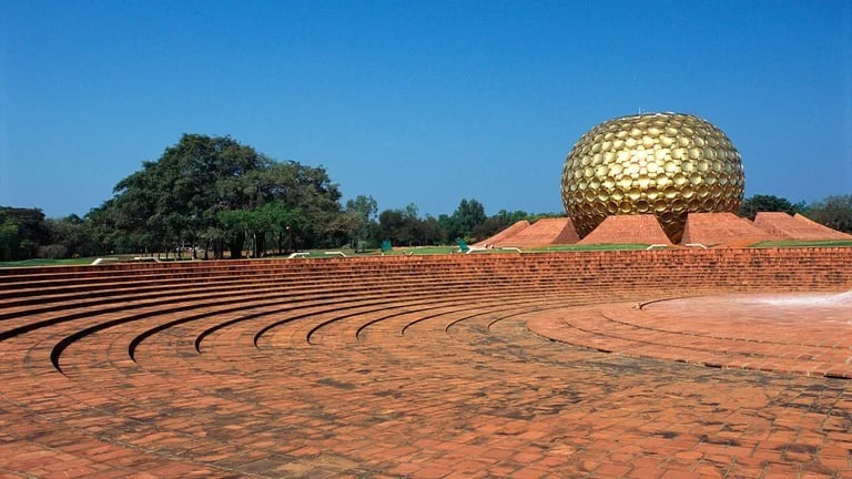 Cómo es y dónde queda Auroville, la curiosa ciudad donde no existe la religión, la política, ni el dinero en efectivo