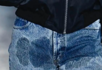 Los jeans manchados de “orina” son furor de ventas en el mundo