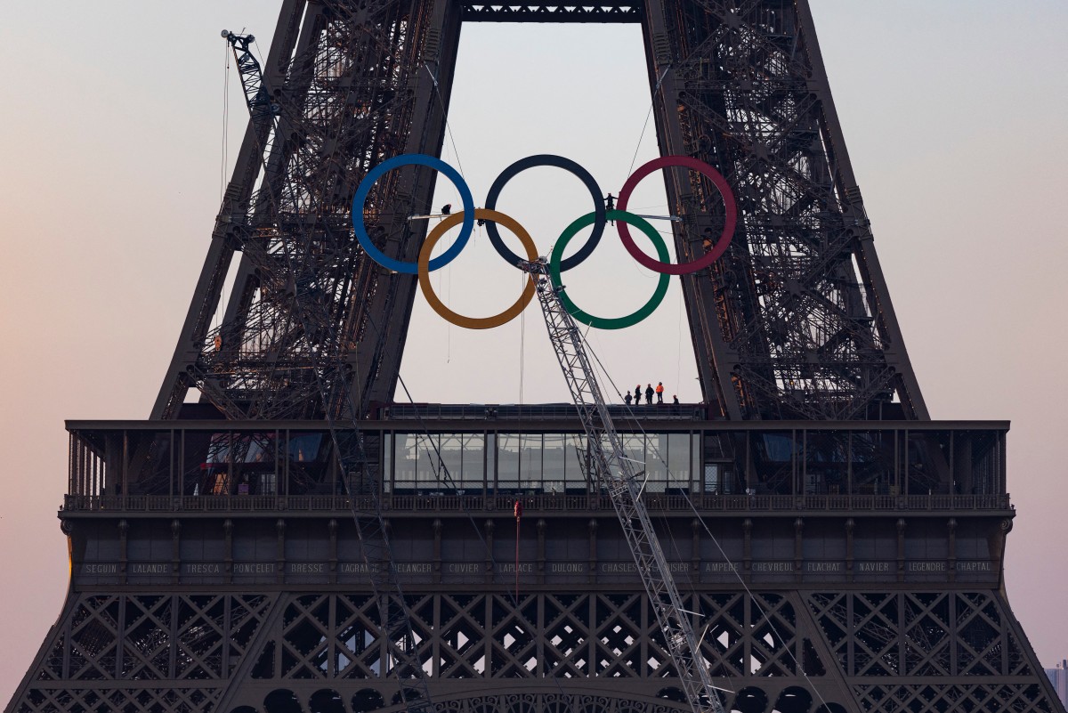 Los anillos olímpicos ya lucen en la Torre Eiffel