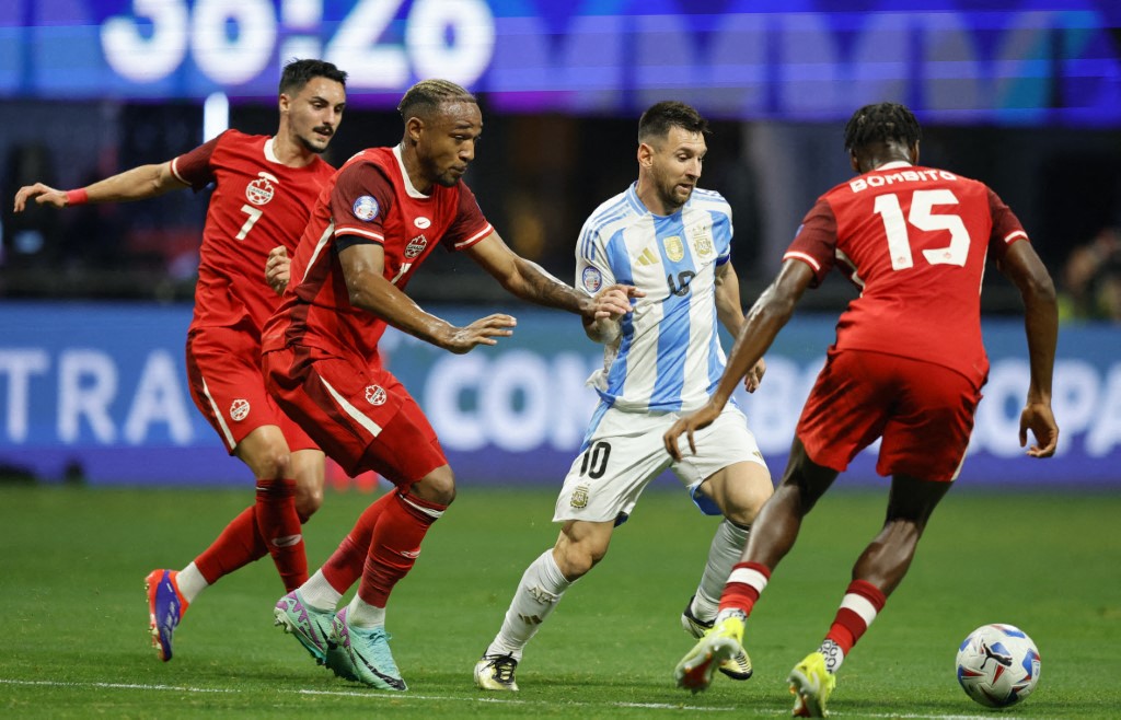 Futbolista canadiense recibió insultos racistas tras fuerte falta a Messi