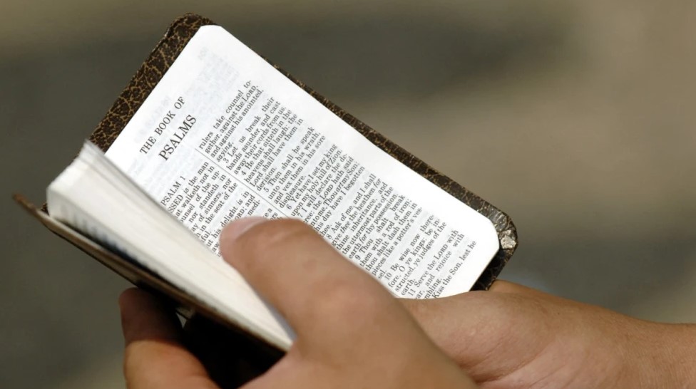 Oklahoma ordenó a sus escuelas que enseñen de forma inmediata la Biblia a sus estudiantes