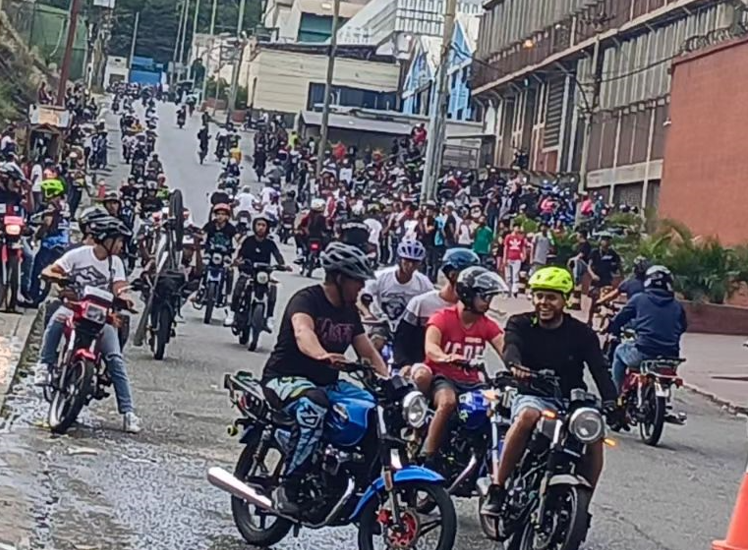 VIDEO: cientos de “moto piruetas” tomaron avenida en Caracas a solo horas del anuncio de Maduro