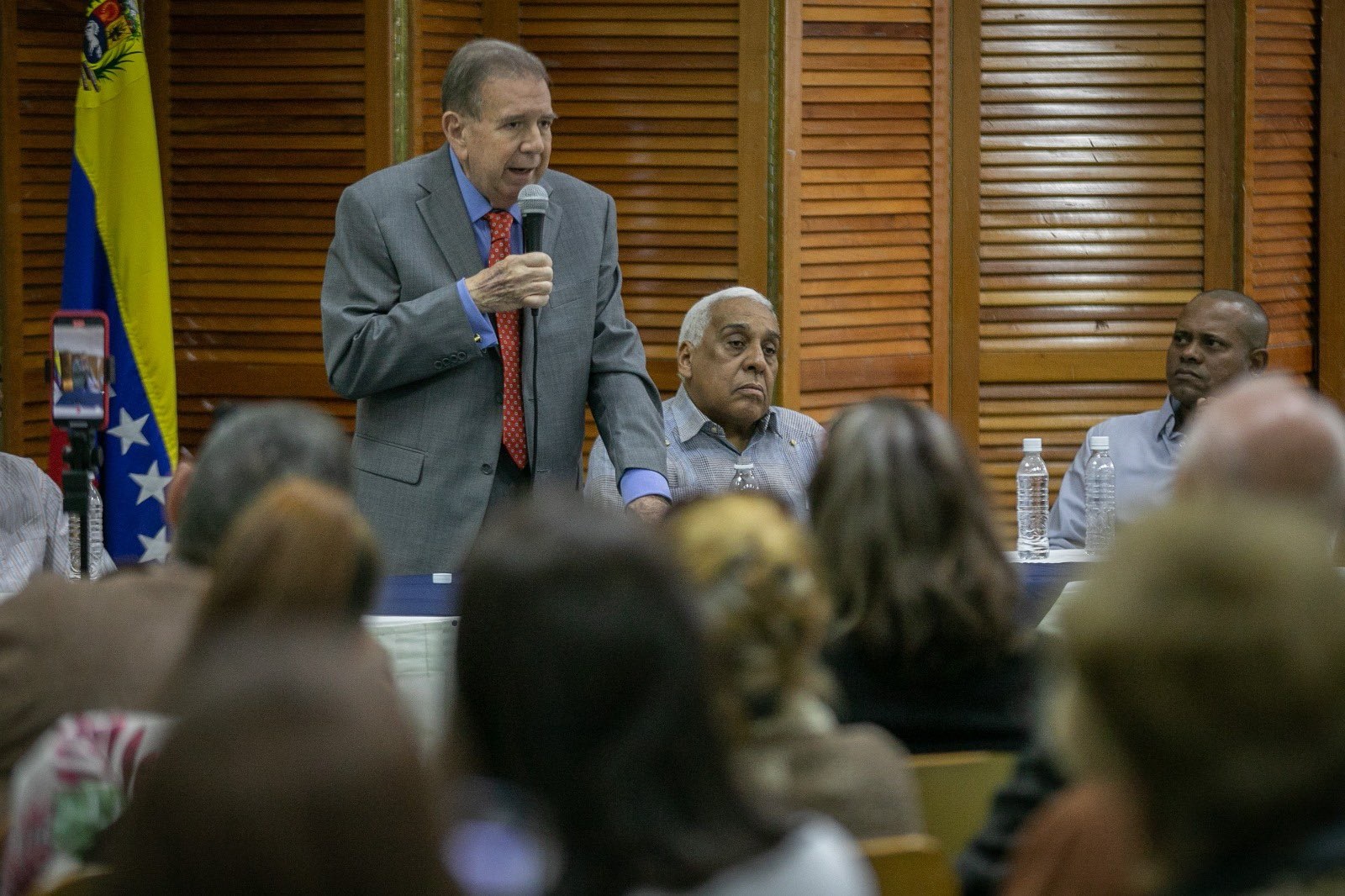 Edmundo González se reunió con jubilados de la cancillería donde trabajó durante años