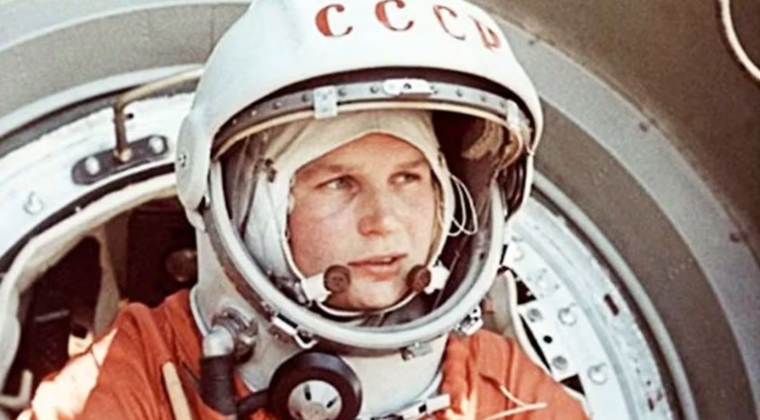La vida de la primera mujer que viajó al espacio: la niña sin juguetes que se convirtió en heroína de la URSS