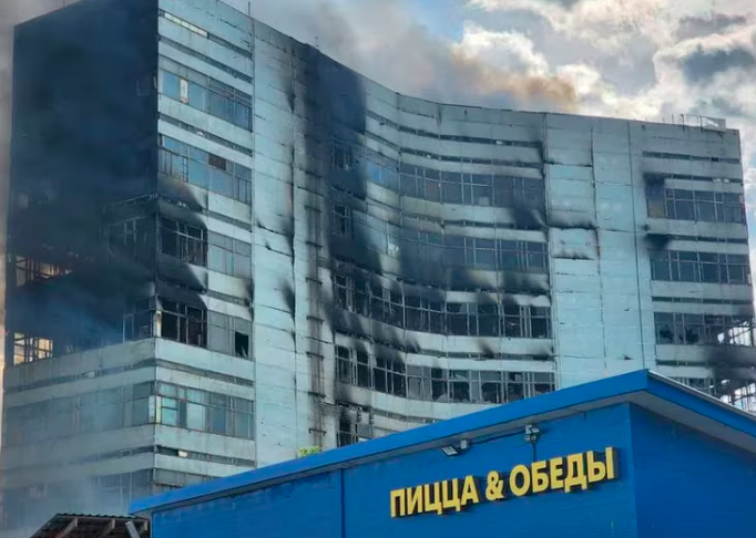 Tragedia en Moscú: incendio en un edificio se cobró la vida de ocho personas, dos de ellas se arrojaron al vacío