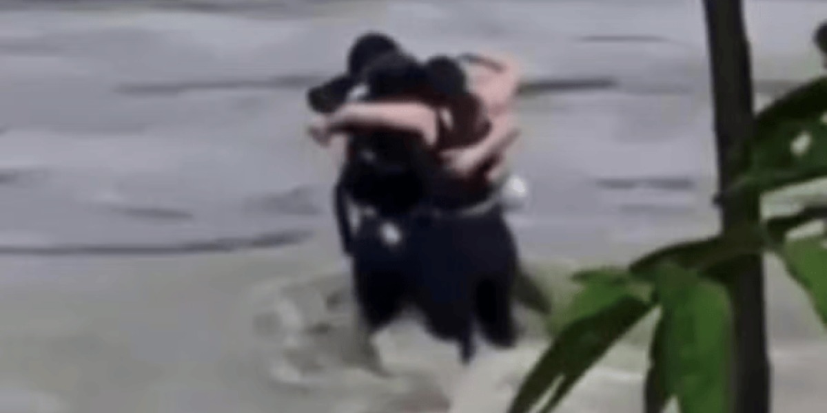 VIDEO: El momento en que tres amigos se abrazan antes de ser arrastrados por fuertes inundaciones