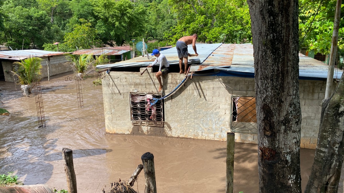 Huracán Beryl deja al menos siete muertos en el Caribe y se debilita camino a Jamaica