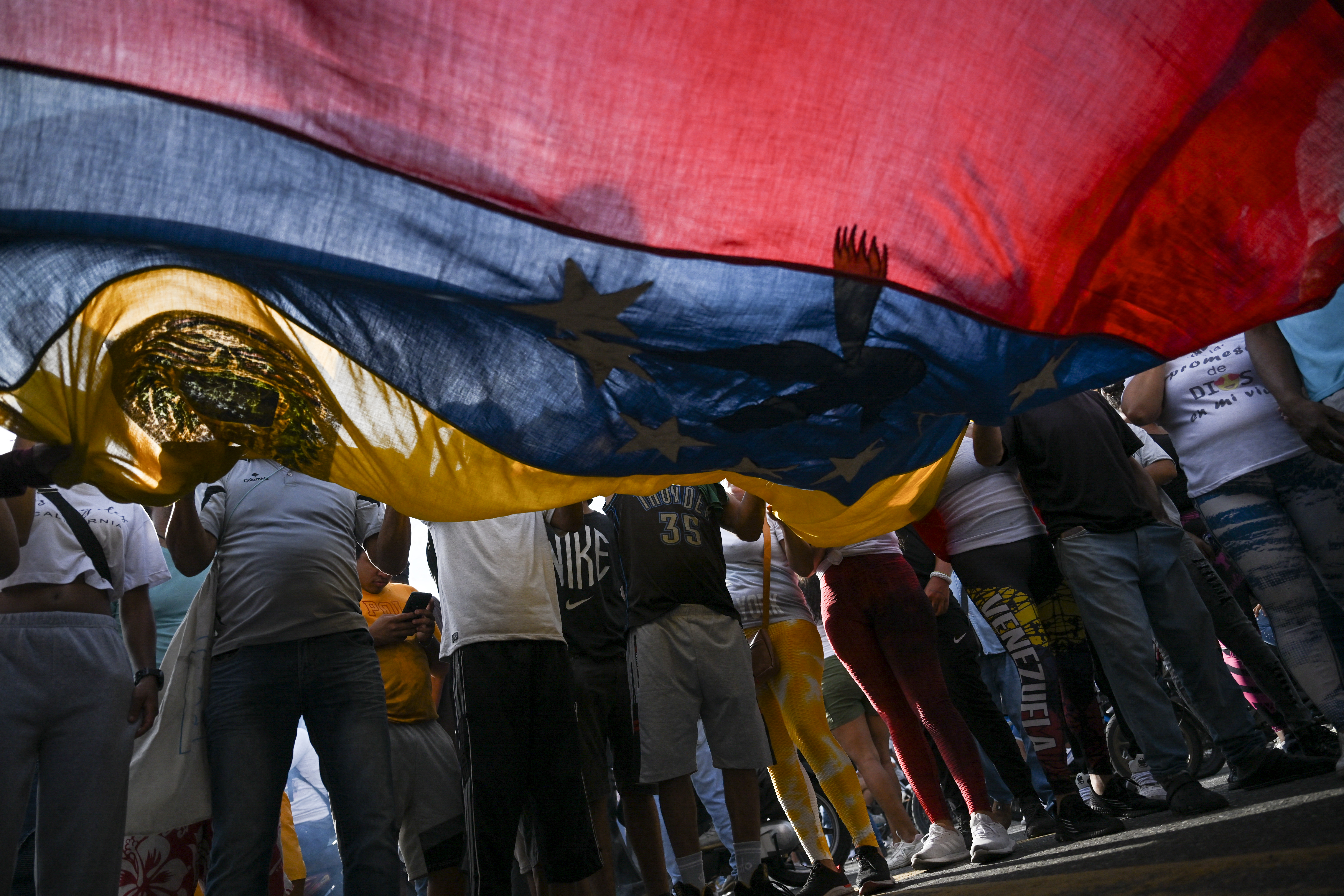 Angustia, protestas y presión internacional: el pulso por un recuento verificable arrecia en Venezuela