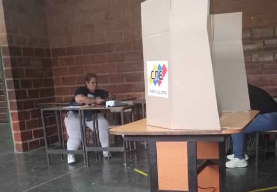 Plan República retiene arbitrariamente a miembros y testigos dentro de centros de votación en Carayaca (Imágenes)