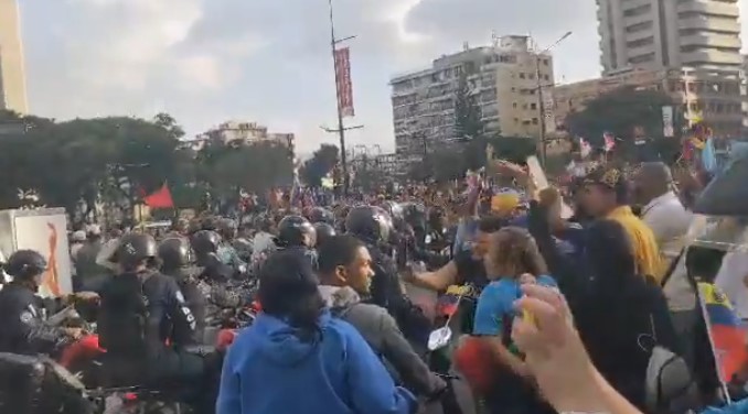 Simpatizantes de la concentración opositora rechazaron provocación de un grupo de PNB en Altamira (VIDEO)
