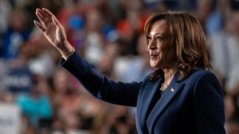 Harris mejora los resultados de Biden frente a Trump, en primer sondeo de CNN