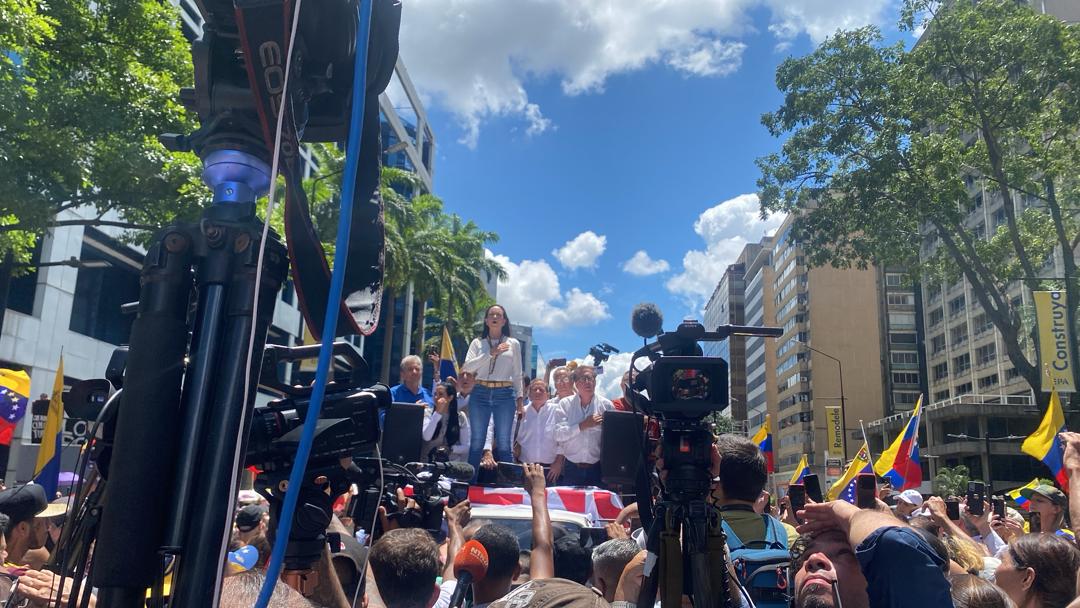 Líderes de la Unidad se reencontraron con un cálido abrazo para reforzar su lucha en común (VIDEO)