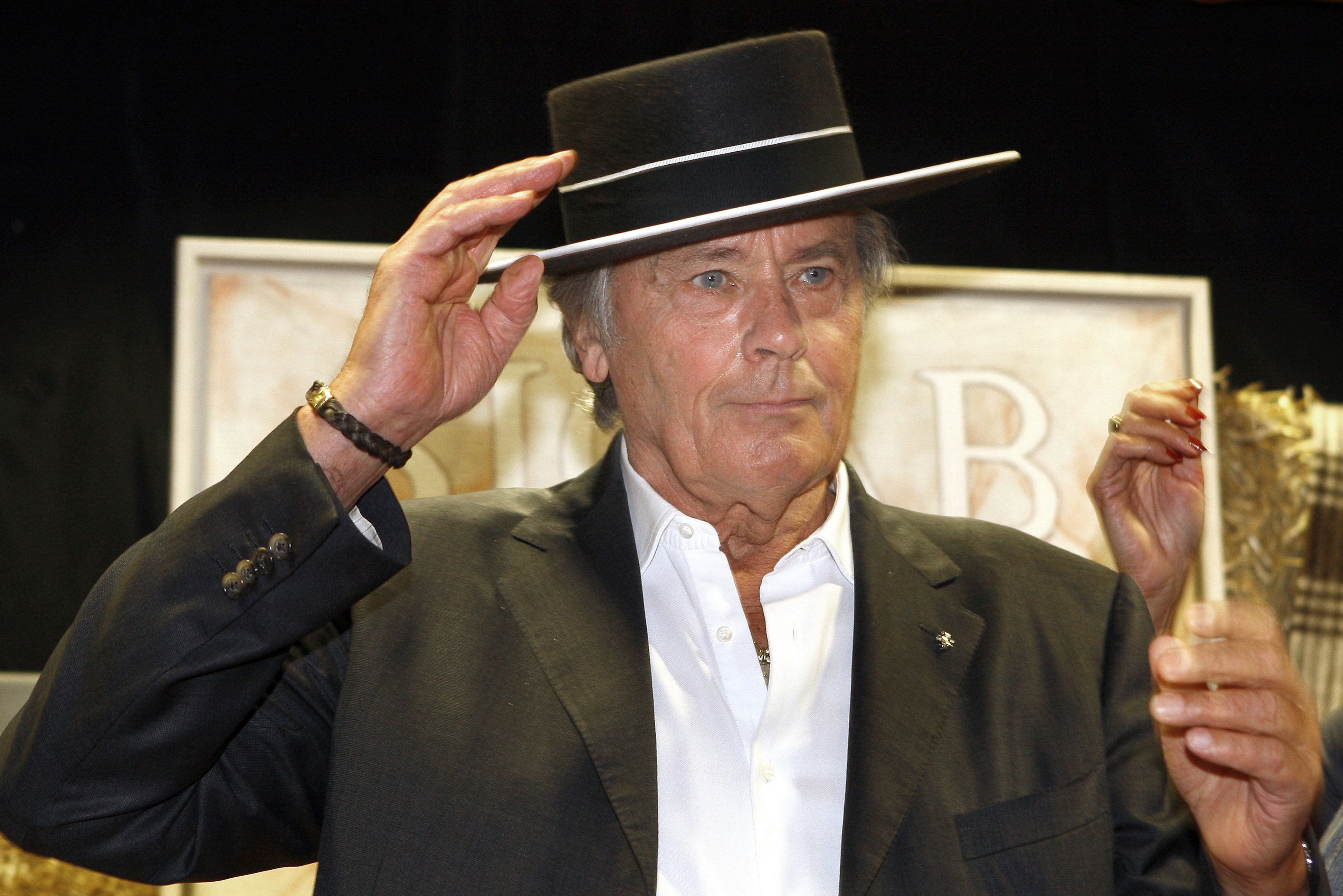 Comienza una serie de homenajes a Alain Delon, que Macron considera un monumento francés