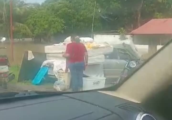 Familias de La Mathiera en Barinas se resguardan en la carretera tras inundación de sus casas