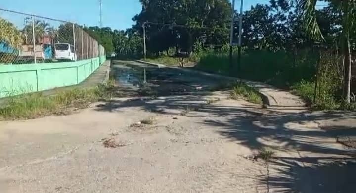 No aguantan el “tufo” de cloacas en el liceo de Torunos en Barinas